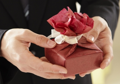 Jak ładnie zapakować prezent w papier