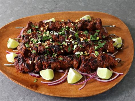 Suya! A Savory Grilled Meat Dish Infused with Spicy and Aromatic West African Flavors