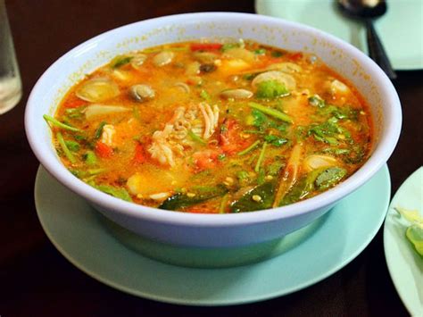  Gaeng Som Pak Ruam! A Tangy Symphony of Flavor that Will Awaken Your Taste Buds