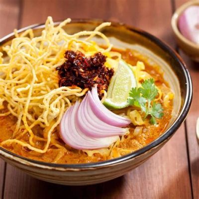  Khao Soi: A Culinary Symphony Combining Creamy Coconut Curry and Crispy Fried Noodles!