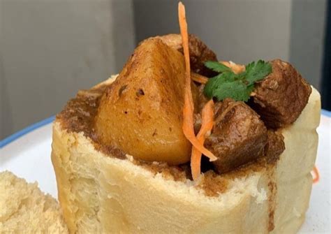  Lamb Bunny Chow: A Hearty South African Delight Filled with Spicy Flavors!