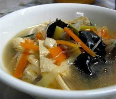  Spicy Dried Bean Curd Soup: A Soul-Warming Symphony of Umami and Fiery Chili Notes!