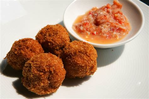  Spicy Fried Fish Balls with Chili Sauce: What Culinary Symphony Will Explode on Your Tongue?