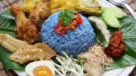  What is Nasi Kerabu? An Explosion of Fragrant Herbs and Zingy Citrus Notes in Kota Bharu!